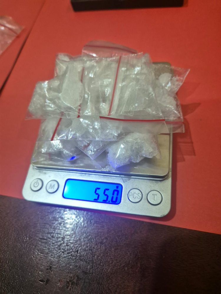 Dalam penggeledahan tersebut, petugas mengamankan H, T, dan HW beserta barang bukti 24 paket sabu.