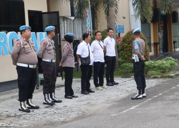 Seksi Profesi dan Pengamanan (Propam) Polresta Palangka Raya melaksanakan kegiatan pengecekan kehadiran personel saat apel satuan kerja (satker).