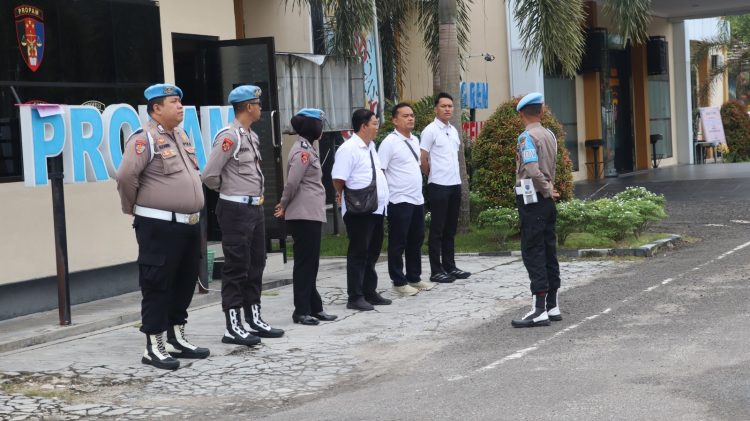 Seksi Profesi dan Pengamanan (Propam) Polresta Palangka Raya melaksanakan kegiatan pengecekan kehadiran personel saat apel satuan kerja (satker).