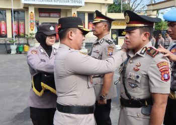 Upacara sertijab digelar di halaman Mapolres Kotim dan dipimpin langsung oleh Kapolres Kotim, AKBP Resky Maulana Zulkarnain, S.H. S.l.K. M.H pada Rabu pagi (15/04/2026).