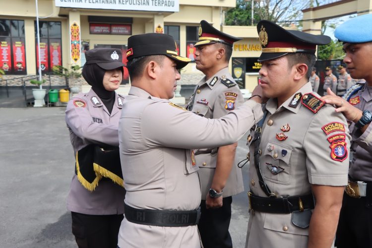 Upacara sertijab digelar di halaman Mapolres Kotim dan dipimpin langsung oleh Kapolres Kotim, AKBP Resky Maulana Zulkarnain, S.H. S.l.K. M.H pada Rabu pagi (15/04/2026).