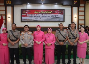 Acara dipimpin langsung Kapolres Kotim, AKBP Resky Maulana Zulkarnain, S.H., S.I.K., M.H., didampingi Ketua Bhayangkari Cabang Kab. Kotim Ny. Sentomoy Resky Turut hadir para pejabat utama Polres Kotim, pejabat lama dan baru yang terkena rotasi jabatan, serta seluruh personel Polres Kotim.