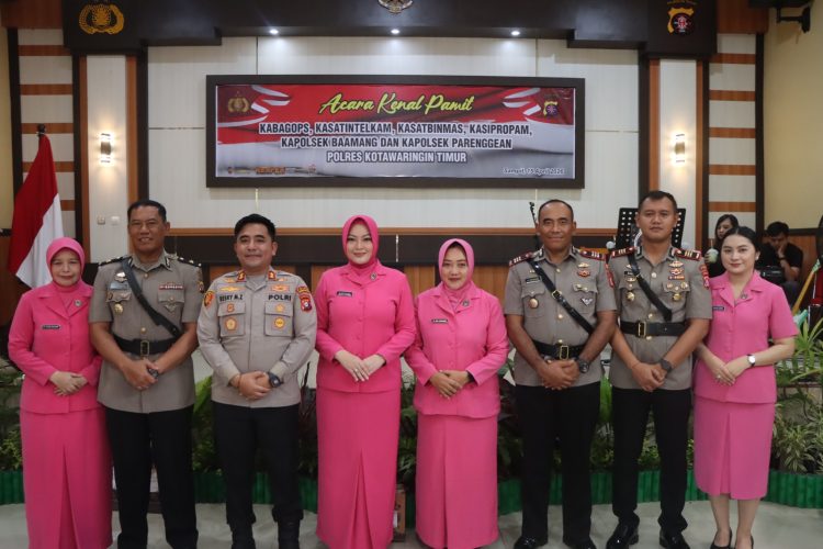 Acara dipimpin langsung Kapolres Kotim, AKBP Resky Maulana Zulkarnain, S.H., S.I.K., M.H., didampingi Ketua Bhayangkari Cabang Kab. Kotim Ny. Sentomoy Resky Turut hadir para pejabat utama Polres Kotim, pejabat lama dan baru yang terkena rotasi jabatan, serta seluruh personel Polres Kotim.