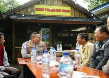 Peresmian kedai tersebut berlangsung dalam suasana hangat dan penuh keakraban. Sejumlah pengemudi ojek tampak antusias mengikuti kegiatan “ngobrol santai” bersama Kapolres, yang dikemas sederhana namun sarat makna.
