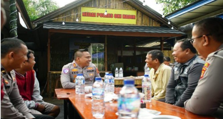 Peresmian kedai tersebut berlangsung dalam suasana hangat dan penuh keakraban. Sejumlah pengemudi ojek tampak antusias mengikuti kegiatan “ngobrol santai” bersama Kapolres, yang dikemas sederhana namun sarat makna.