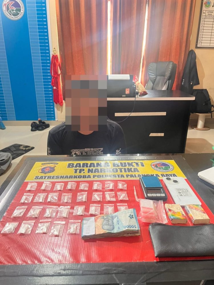Tersangka diketahui berinisial R.A. (36), seorang wiraswasta. Ia diamankan saat berada di lokasi setelah dilakukan penyelidikan dan pemantauan oleh tim di lapangan.