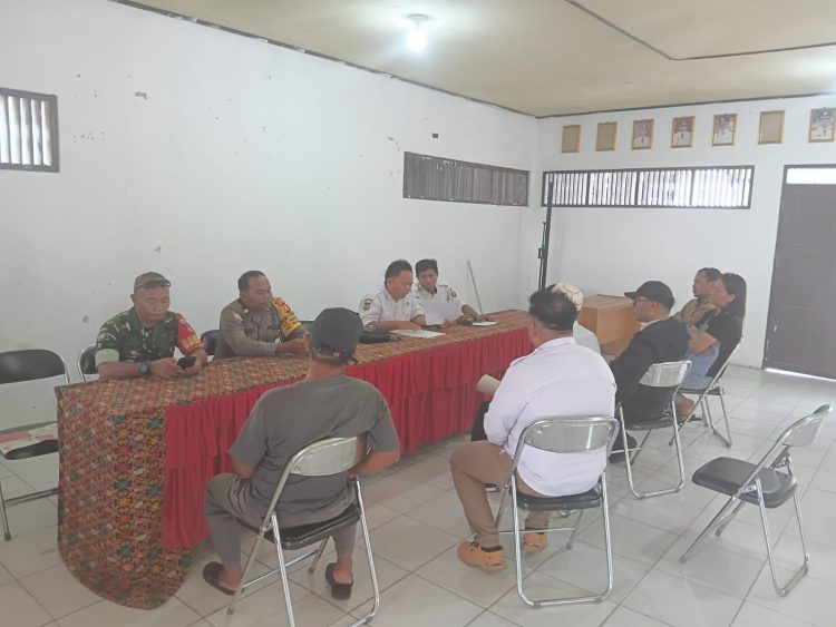 Kegiatan tersebut melibatkan Bhabinkamtibmas bersama Babinsa, aparatur kelurahan serta kedua belah pihak yang bersengketa guna mencari solusi terbaik secara musyawarah.