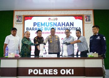 Satuan Reserse Narkoba Polres OKI memusnahkan barang bukti narkotika jenis sabu seberat 927 gram dalam kegiatan konferensi pers yang digelar di Aula SAR Mapolres OKI, Kamis (16/4/2026).