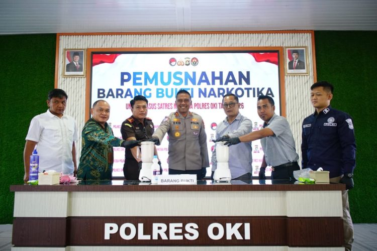 Satuan Reserse Narkoba Polres OKI memusnahkan barang bukti narkotika jenis sabu seberat 927 gram dalam kegiatan konferensi pers yang digelar di Aula SAR Mapolres OKI, Kamis (16/4/2026).
