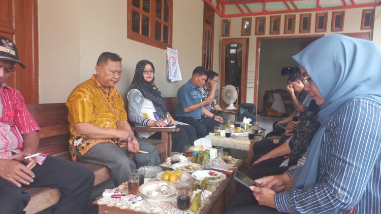 Paguyuban Kepala Desa Kecamatan Mrebet menggelar pertemuan yang dihadiri para kepala desa se-Kecamatan Mrebet pada Kamis, 16 April 2026, pukul 11.00 WIB. Kegiatan dilaksanakan di rumah Kepala Desa Mangunegara, Bapak Juwanto, ST.