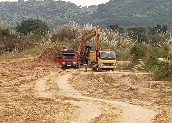 Alat Berat Tengah Mengisi Kekayaan Alam Yang Digerus Oleh Para Mafia Tanah Demi Kepentingan Pribadi.