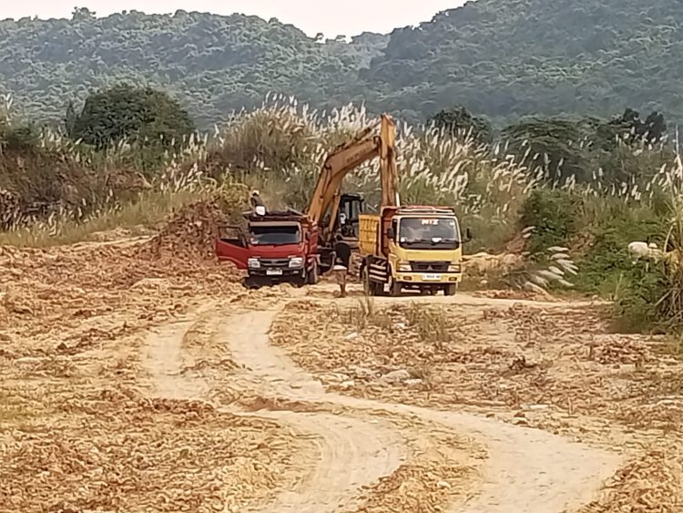 Alat Berat Tengah Mengisi Kekayaan Alam Yang Digerus Oleh Para Mafia Tanah Demi Kepentingan Pribadi.