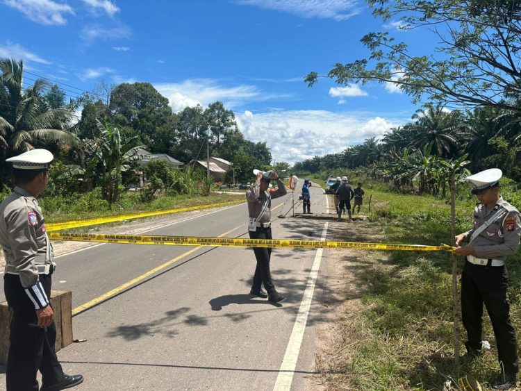 Personel Satuan Lalu Lintas (Satlantas) Polres Seruyan melaksanakan kegiatan pengecekan kondisi jalan pada titik-titik rawan kecelakaan di sepanjang Jalan Jenderal Sudirman KM 91 wilayah hukum Polres Seruyan, Kabupaten Seruyan, Provinsi Kalimantan Tengah, pada Kamis (16/4/2026mulai pukul 11.00 WIB hingga selesai.