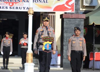 Bertindak sebagai Inspektur Upacara adalah Wakapolres Seruyan Kompol Hendry, S.E. yang menyampaikan amanat dari Kapolres Seruyan AKBP BEDDY SUWENDI, S.H., S.I.K. kepada seluruh peserta upacara.