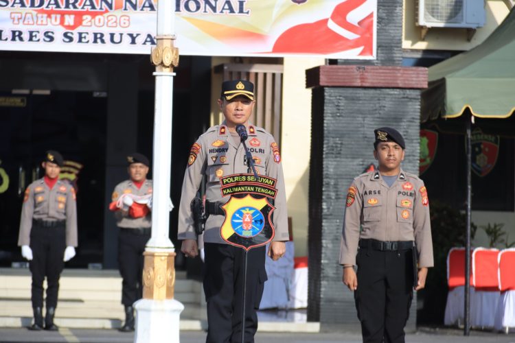 Bertindak sebagai Inspektur Upacara adalah Wakapolres Seruyan Kompol Hendry, S.E. yang menyampaikan amanat dari Kapolres Seruyan AKBP BEDDY SUWENDI, S.H., S.I.K. kepada seluruh peserta upacara.