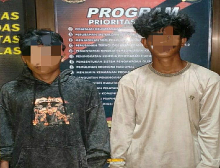 Dua orang pelaku berinisial RJ Bin ZA dan FH RD
