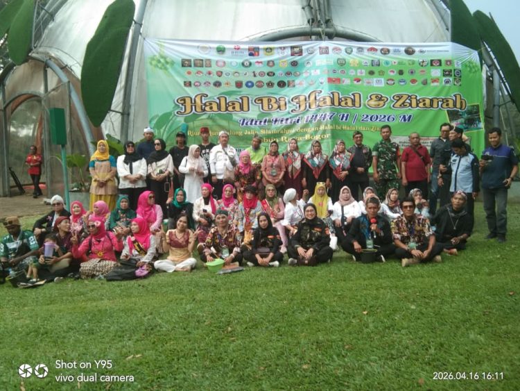 Gabungan organisasi masyarakat (ormas), paguyuban, sanggar, dan yayasan Kasundaan bersama pemerintah sukses menggelar kegiatan Riung Mungpulung dalam rangka Halal Bihalal yang dirangkaikan dengan ziarah budaya di Kebun Raya Bogor pada Kamis (16/4/2026). 