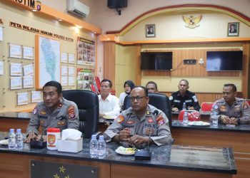 Kompol Christian Maruli Tua Siregar, S.I.K,M.M., bersama para Pejabat Utama (PJU) Polres Kotim mengikuti kegiatan Zoom Meeting yang diselenggarakan oleh Mabes Polri Di Aula Polres Kotim, Jumat (17/04/2026) pukul 09.00 WIB.
