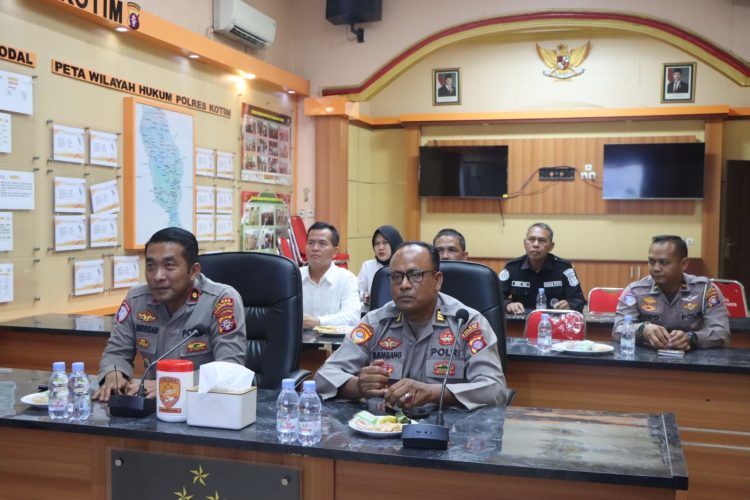 Kompol Christian Maruli Tua Siregar, S.I.K,M.M., bersama para Pejabat Utama (PJU) Polres Kotim mengikuti kegiatan Zoom Meeting yang diselenggarakan oleh Mabes Polri Di Aula Polres Kotim, Jumat (17/04/2026) pukul 09.00 WIB.
