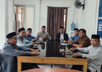 Pemerintah Desa Karanggan, Kecamatan Gunung Putri, menunjukkan komitmennya dalam membangun kebersamaan dan kepedulian lingkungan melalui kegiatan Kurve (Jumat Bersih) yang dirangkaikan dengan silaturahmi bersama Majelis Ulama Indonesia (MUI) tingkat kecamatan dan desa. Jum'at (17/04/2026).