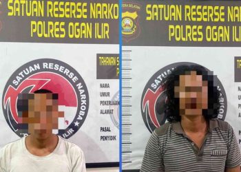 petugas berhasil mengamankan dua orang tersangka masing-masing berinisial F (41) dan M (31). Keduanya diduga kuat berperan sebagai pengedar narkotika jenis sabu.