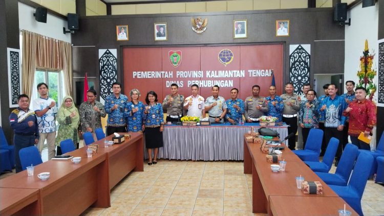 Rakor berlangsung di Aula Dinas Perhubungan Provinsi Kalteng, Jalan S. Parman, Kota Palangka Raya, Kalimantan Tengah, yang dihadiri oleh Kasatlantas, Kompol Egidio Sumilat bersama para perwira dan personel, Jumat (17/4/2026) pagi.