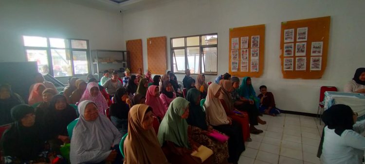 Penyaluran untuk periode Januari hingga April ini berlangsung di Aula Kantor Desa Lulut, Jumat (17/04/2026), dengan suasana tertib dan penuh kepedulian.