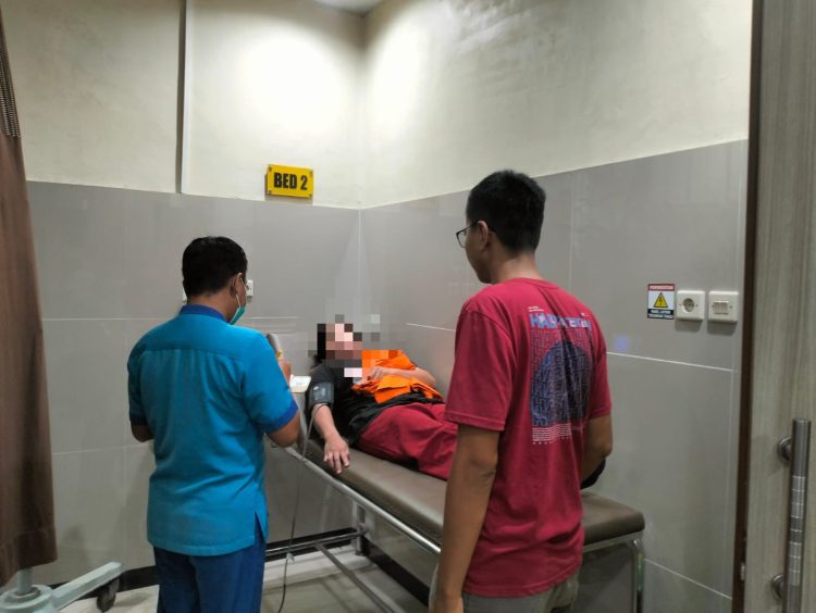 Kegiatan tersebut dilakukan dengan membawa tahanan ke ruang Instalasi Gawat Darurat (IGD) Rumah Sakit Bhayangkara di Jalan A. Yani untuk mendapatkan pemeriksaan lebih lanjut dari tenaga medis.