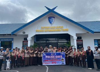 Satlantas Polres Kotawaringin Timur menerima kedatangan dewan guru dan peserta didik SMP Idrisia Sampit sekaligus memberikan salam pembuka serta sambutan di depan halaman kantor Satlantas Polres Kotim. Sabtu pagi (18/04/26).