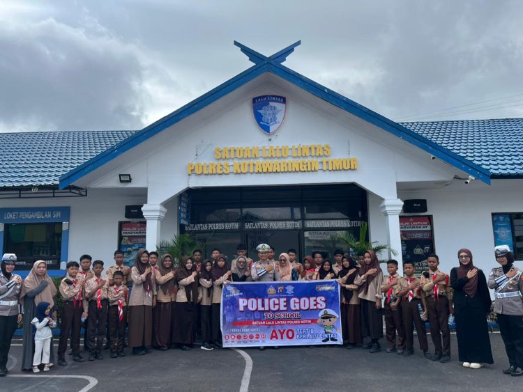 Satlantas Polres Kotawaringin Timur menerima kedatangan dewan guru dan peserta didik SMP Idrisia Sampit sekaligus memberikan salam pembuka serta sambutan di depan halaman kantor Satlantas Polres Kotim. Sabtu pagi (18/04/26).