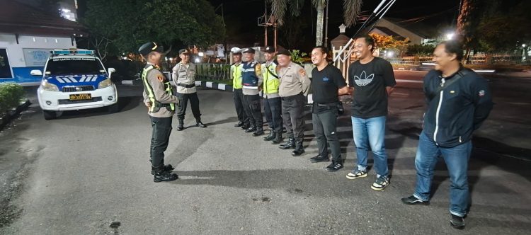 Polsek Pahandut Polresta Palangka Raya melaksanakan apel kesiapan dilanjutkan patroli Kegiatan Rutin Yang Ditingkatkan (KRYD).