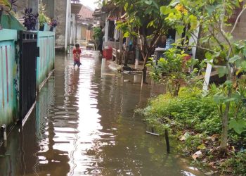 Hujan deras yang mengguyur wilayah tersebut sejak Minggu (19/04/2026) sore hingga malam kembali memicu genangan air yang bertahan hingga Senin pagi.