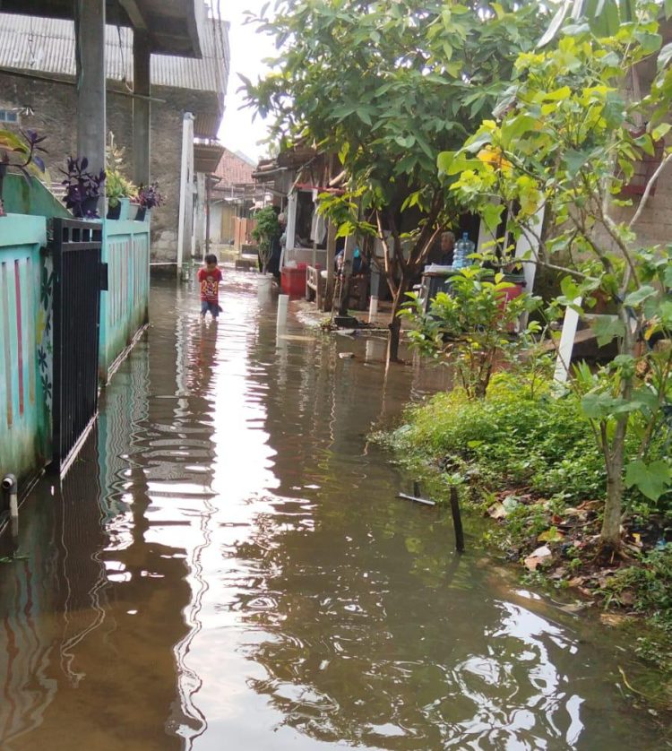 Hujan deras yang mengguyur wilayah tersebut sejak Minggu (19/04/2026) sore hingga malam kembali memicu genangan air yang bertahan hingga Senin pagi.