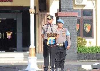 Wakapolres Seruyan Kompol Hendry, S.E. memimpin langsung Apel Pagi Jam Pimpinan di Halaman Mako Polres Seruyan pada Senin 20/4/2026 pukul 07.25 WIB.