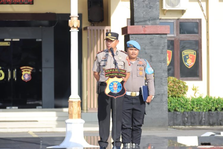 Wakapolres Seruyan Kompol Hendry, S.E. memimpin langsung Apel Pagi Jam Pimpinan di Halaman Mako Polres Seruyan pada Senin 20/4/2026 pukul 07.25 WIB.