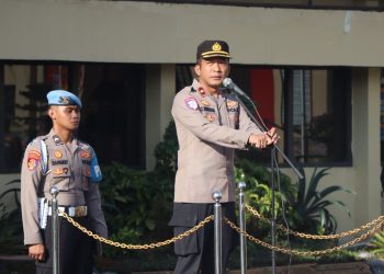 Wakapolres Kotim, Kompol Christian Maruli Tua Siregar, S.I.K., M.M memimpin langsung apel pagi Jam Pimpinan, Apel diikuti seluruh Pejabat Utama, personel Polres Kotim, serta personel Polsek dalam kota, pada Senin pagi. (20/04/2026).