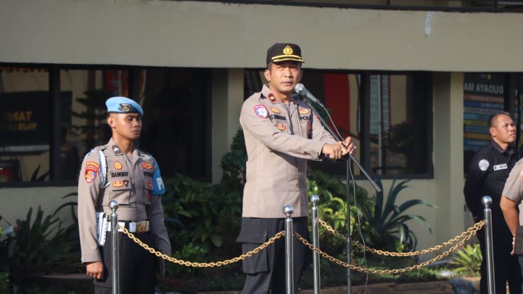 Wakapolres Kotim, Kompol Christian Maruli Tua Siregar, S.I.K., M.M memimpin langsung apel pagi Jam Pimpinan, Apel diikuti seluruh Pejabat Utama, personel Polres Kotim, serta personel Polsek dalam kota, pada Senin pagi. (20/04/2026).