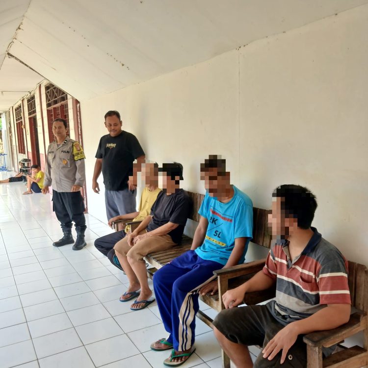 Bhabinkamtibmas Kelurahan Marang Polsek Bukit Batu Polresta Palangka Raya melaksanakan kegiatan sambang door to door ke yayasan rehabilitasi kejiwaan di wilayah setempat.