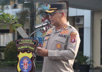 Wakapolresta Palangka Raya, Polda Kalteng, AKBP Moch. Isharyadi Fitriawan, S.I.K., M.M. saat memimpin apel pagi kesatuannya, salah satunya terkait penanganan Tindak Pidana Pencurian Kendaraan Bermotor (curanmor).