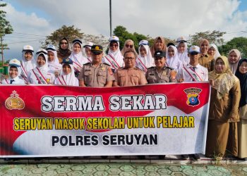Personel Polres Seruyan melaksanakan kegiatan Seruyan Masuk Sekolah untuk Pelajar (SERMA SEKAR) dengan menjadi pembina upacara bendera di SMPN 2 Kuala Pembuang, Jalan Ki Hajar Dewantara, Kuala Pembuang, Kecamatan Seruyan Hilir, Kabupaten Seruyan, pada Senin (20/4/2026 mulai pukul 06.45 WIB hingga selesai.