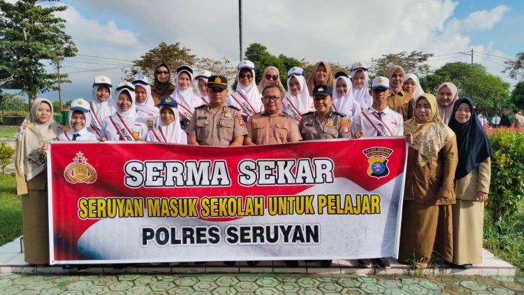 Personel Polres Seruyan melaksanakan kegiatan Seruyan Masuk Sekolah untuk Pelajar (SERMA SEKAR) dengan menjadi pembina upacara bendera di SMPN 2 Kuala Pembuang, Jalan Ki Hajar Dewantara, Kuala Pembuang, Kecamatan Seruyan Hilir, Kabupaten Seruyan, pada Senin (20/4/2026 mulai pukul 06.45 WIB hingga selesai.