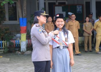 Kapolres Samosir, AKBP Rina Sry Nirwana Tarigan, S.I.K., M.H., memimpin langsung upacara bendera di SMK Negeri 1 Palipi pada Senin (20/4/2026) pukul 07.00 WIB.