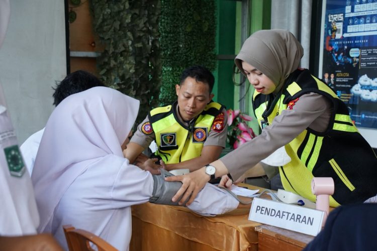 Rumkit Bhayangkara Tingkat III Palangka Raya Polda Kalteng terus menggencarkan kegiatan pemeriksaan kesehatan bagi para pelajar di wilayah Kota Palangka Raya, Senin (20/4/2026).