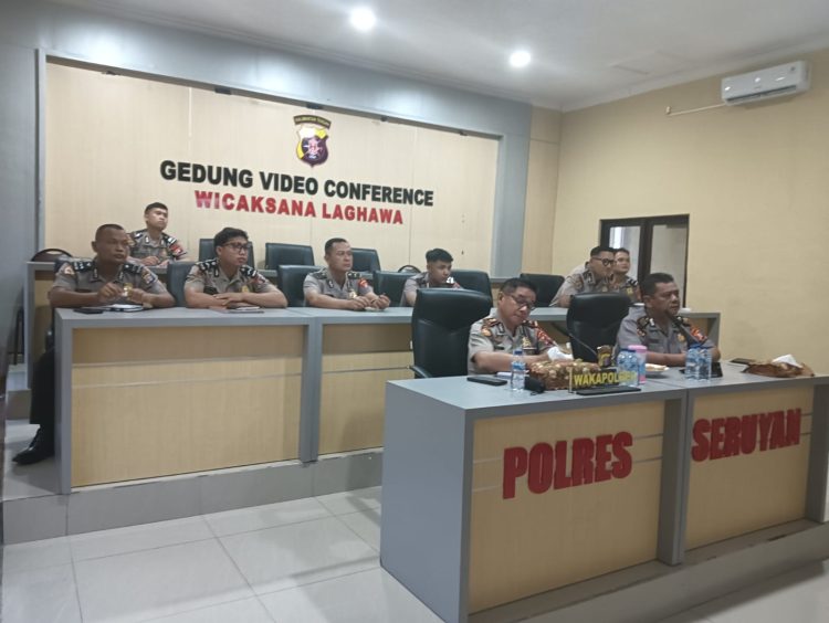 kegiatan Zoom Meeting Sosialisasi Pelaksanaan Work From Home (WFH) dan Work From Office (WFO) yang dipimpin oleh Karo SDM Polda Kalteng KOMBES POL LEO S.N. SIMATUPANG, S.I.K.