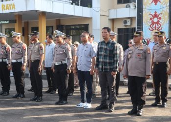Kabag Logistik Polresta Palangka Raya memimpin apel di halaman Mapolresta Palangka Raya sebagai bentuk pengawasan dan pengendalian terhadap pelaksanaan tugas personel.