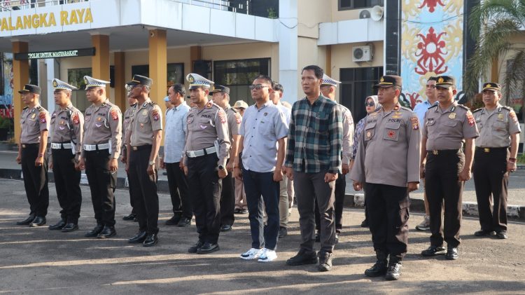 Kabag Logistik Polresta Palangka Raya memimpin apel di halaman Mapolresta Palangka Raya sebagai bentuk pengawasan dan pengendalian terhadap pelaksanaan tugas personel.