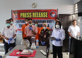 Kegiatan tersebut meliputi pemusnahan barang bukti berupa sabu dan obat-obatan tanpa merek yang mengandung zat psikotropika, dengan metode dimusnahkan menggunakan mesin blender yang dicampur cairan pembersih.