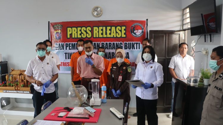 Kegiatan tersebut meliputi pemusnahan barang bukti berupa sabu dan obat-obatan tanpa merek yang mengandung zat psikotropika, dengan metode dimusnahkan menggunakan mesin blender yang dicampur cairan pembersih.