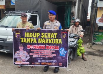 Kapal Patroli 85 PK Single Engine milik Satpolairud Polres Kotim melaksanakan patroli di Perairan DAS Mentaya, Bukan sekadar berpatroli, personel turun langsung menyapa warga bantaran sungai dan pesisir dalam giat sosialisasi, himbauan, dan Polmas Perairan, pada Rabu pagi (22/04/2026)