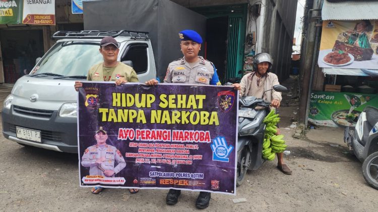 Kapal Patroli 85 PK Single Engine milik Satpolairud Polres Kotim melaksanakan patroli di Perairan DAS Mentaya, Bukan sekadar berpatroli, personel turun langsung menyapa warga bantaran sungai dan pesisir dalam giat sosialisasi, himbauan, dan Polmas Perairan, pada Rabu pagi (22/04/2026)